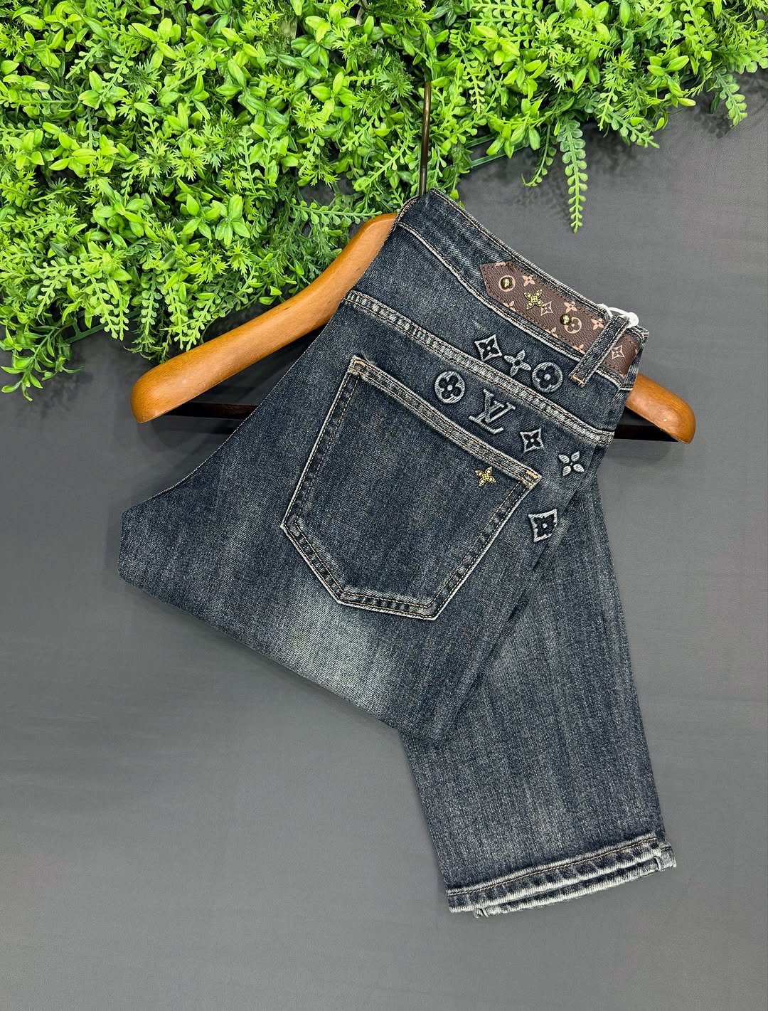 2025/10/1000607275.jpg Louis Vuitton Men's Denim Jeans Pant With Original Packing. - Image 1
