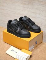 Louis Vuitton Men's Trainer Shoes With Original Packing. - Image 10