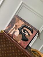 Louis Vuitton Men's Shoulder bag With Original Packing. - Image 29
